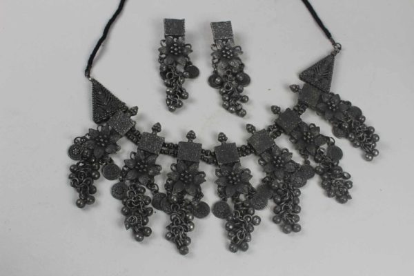 Gypsy Jewellery/ Black Polish Flower Motif Necklace Set
